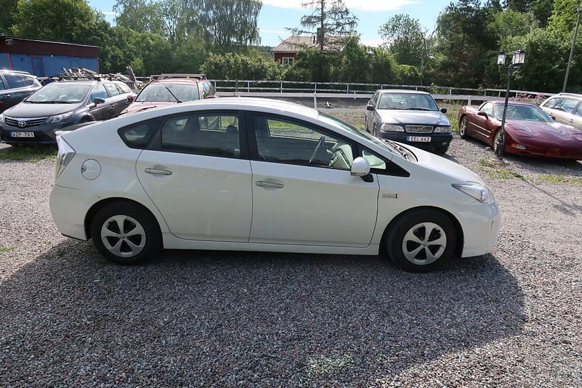 Bild 2 av Toyota Prius Plug-in Hybrid 1.8 VVT-i + 3JM CVT Euro 5