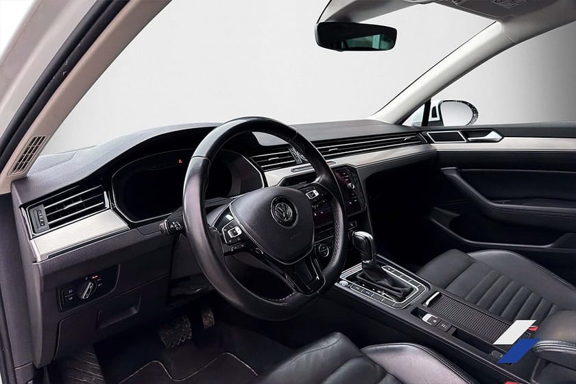 Bild 4 av Volkswagen Passat Sportscombi 2.0TDI 4Motion R-Line Cockpit Skinn Värmare Drag Kamera