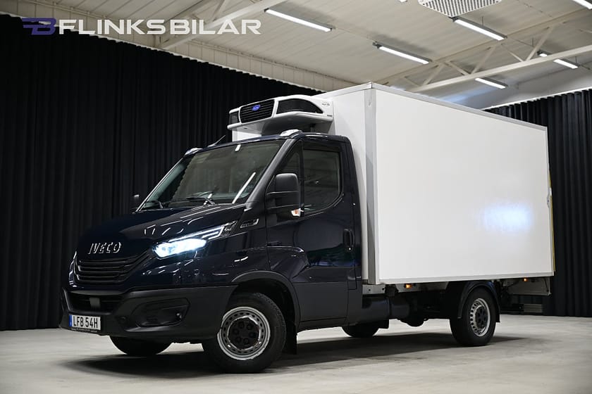 Bild 1 av Iveco Daily 35-140 Chassi Cab 136HK Automat|Volymskåp|Bakgavellyft|Kylbil|Moms|SeUtr!