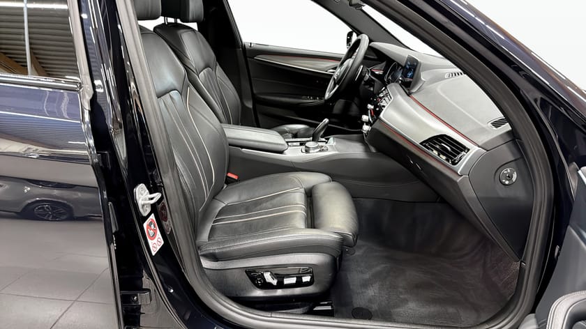 Bild 3 av BMW 540i xDrive Touring M Sport Drag Bränslevärmare HUD Massage Pano