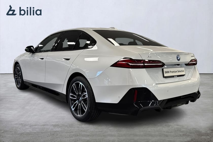 Bild 2 av BMW i5 xDrive40 Sedan xDrive 40  M-sport | Drag | H/K | Aktiv farth.