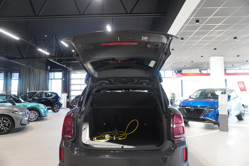Bild 4 av MINI Countryman Cooper SE ALL4 Maximise Pano HUD H K Elstol Kamera Komfort Navi