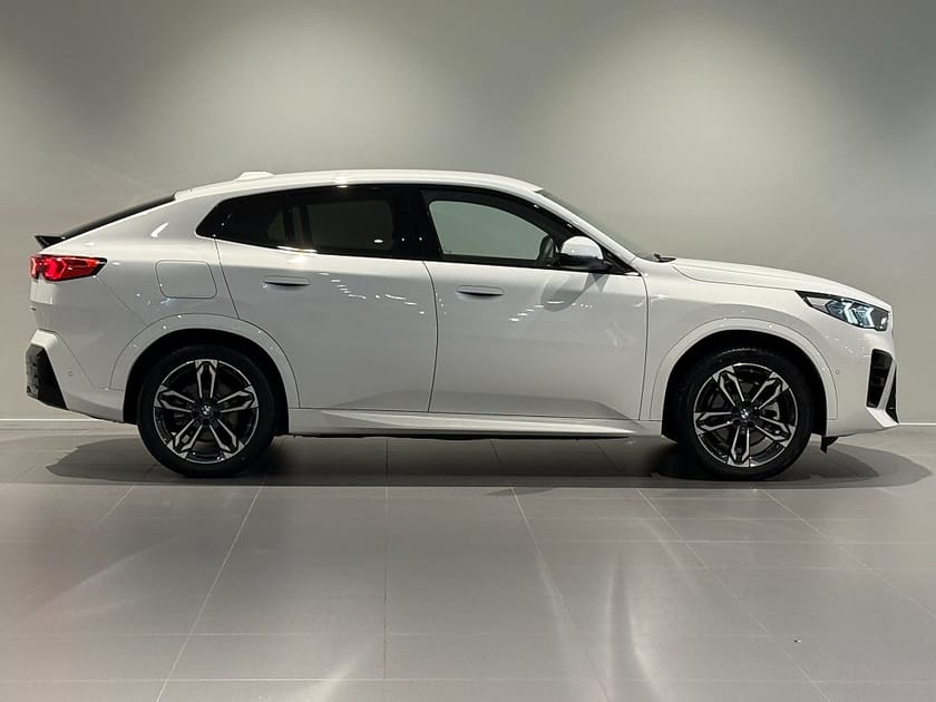 Bild 3 av BMW iX2 xDrive30 M Sport Drag Adpt Farth Rattv 19" Backkamera