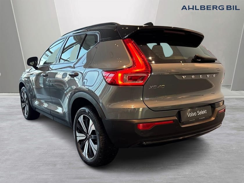 Bild 3 av Volvo XC40 Recharge Single Motor Plus Edition. däck.  Parkeringskamera bak.