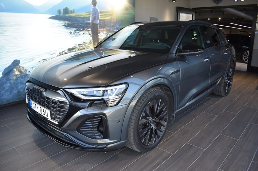 Bild 1 av Audi Q8 55 e-tron quattro 300 kW / 408 HK S-LINE EDITION