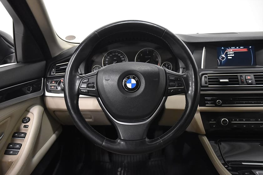 Bild 2 av BMW 520d Touring Aut Drag Rattvärme Pdc Skinn Nybes 190hk
