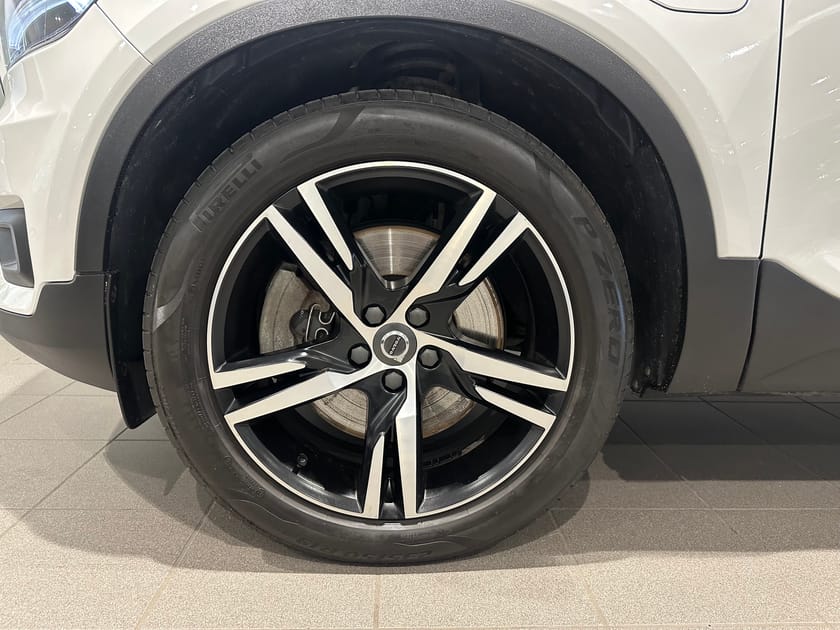 Bild 4 av Volvo XC40 T5 Twin Engine R-Design Intro Edt / Navigation / Panoramatak / Backkamera