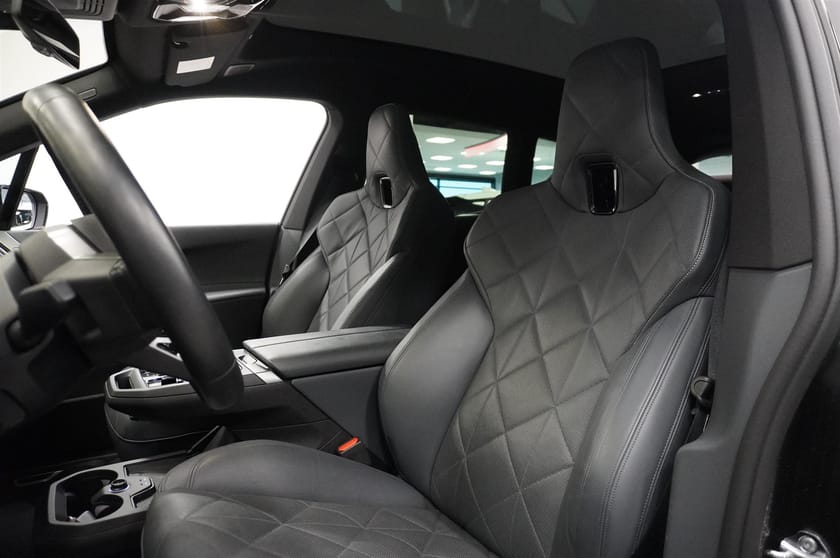 Bild 5 av BMW iX xDrive60 B W Drag Panorama DAP