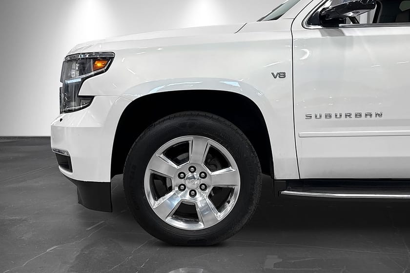 Bild 2 av Chevrolet Suburban 5.3 V8 4WD Hydra-Matic 7-sits Bose Pano Skinn Bkam