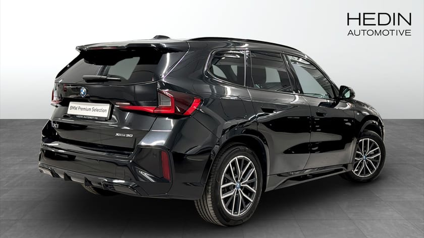 Bild 2 av BMW iX1 xDrive30 Head up Drag Panorama