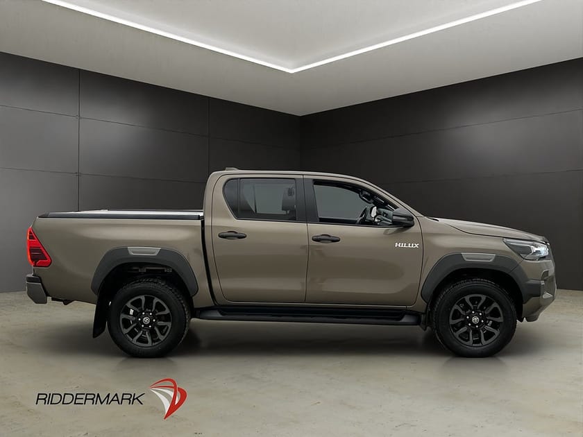 Bild 2 av Toyota Hilux Dubbelhytt Invincible 2.8 4WD Värmare JBL Drag Diff MOMS