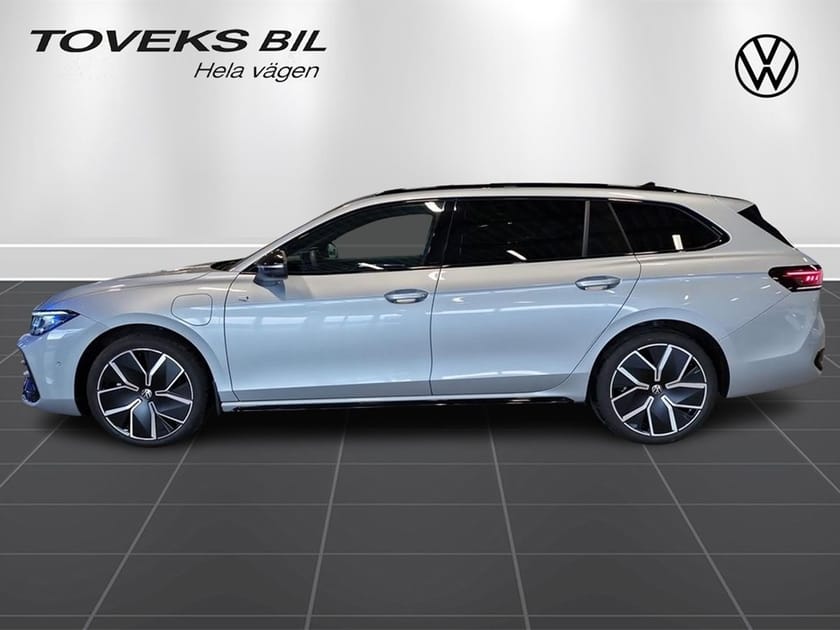 Bild 2 av Volkswagen Passat Variant eHybrid R-line Signature 272hk Skinn/Drag/Värmare