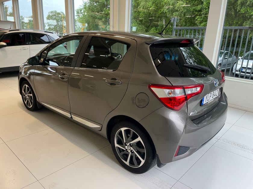 Bild 4 av Toyota Yaris Hybrid Fin bil med låga mil