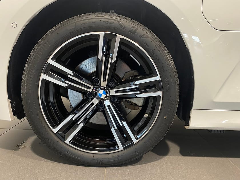 Bild 3 av BMW 330e xDrive Sedan M-Sportpaket Sportstolar Drag