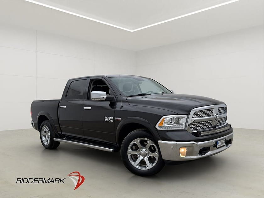 Bild 1 av RAM 1500 Crew Cab Dodge Laramie 5.7 4x4 Luft Skinn Drag Alpine Kamera