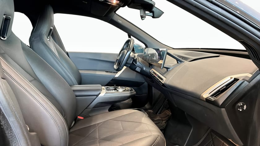 Bild 3 av BMW iX xDrive40 40 xDrive Luftfjädring, Sportpaket, Laser