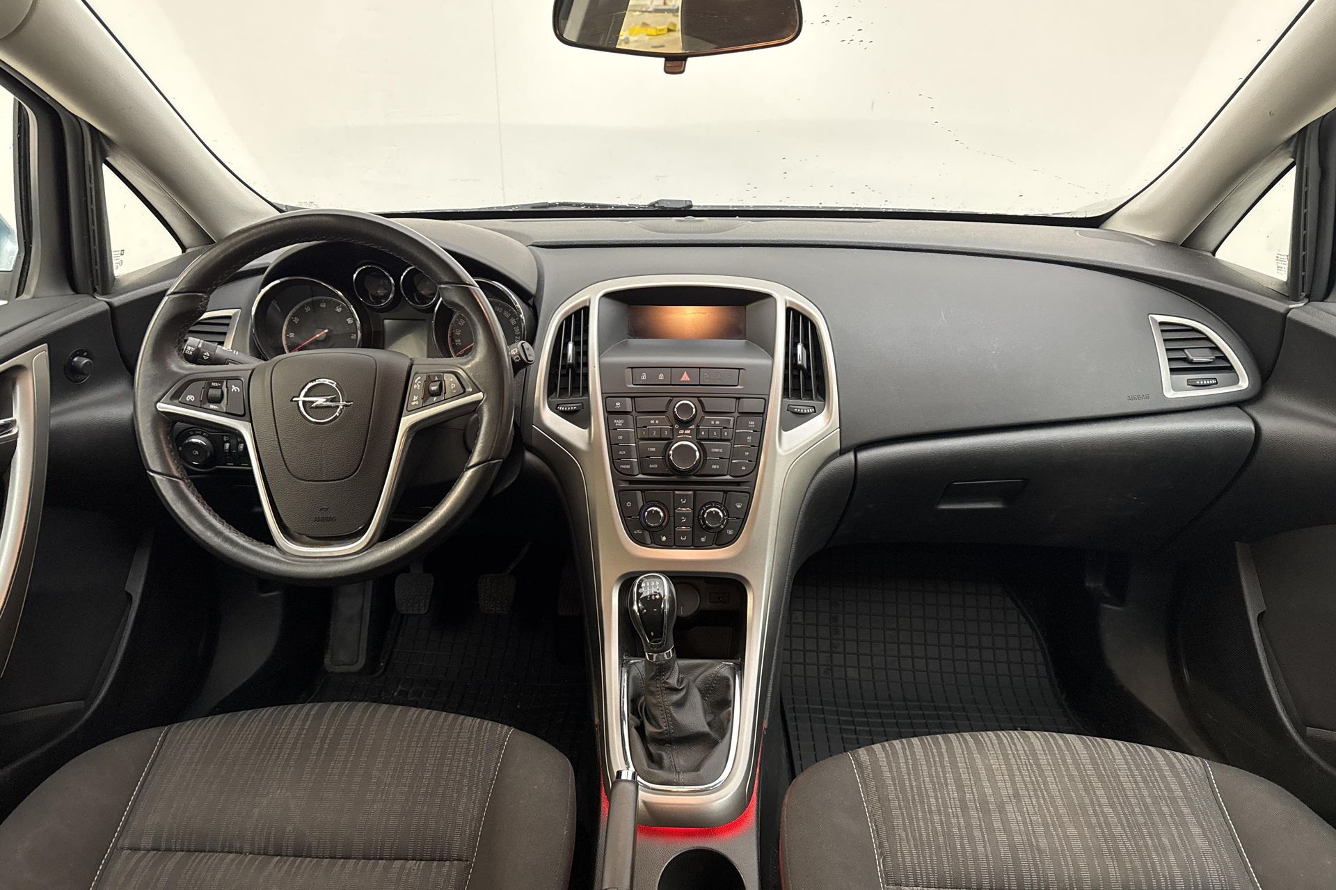Opel Astra 1.4 Turbo 2010, bild 7/10