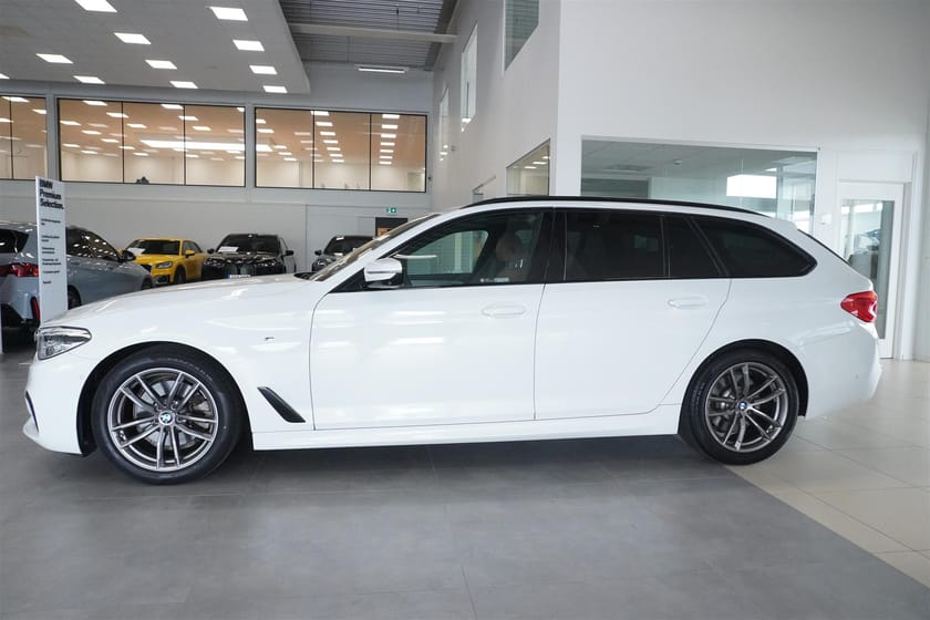 Bild 3 av BMW 520i Touring A  M Sport Panorama Bensinvärmare Drag Harman Kardon
