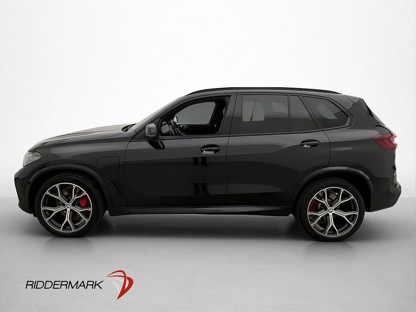 Bild 2 av BMW X5 xDrive45e iPerformance Ultimate Sky B&W HUD Luftfjäd 360° Massage