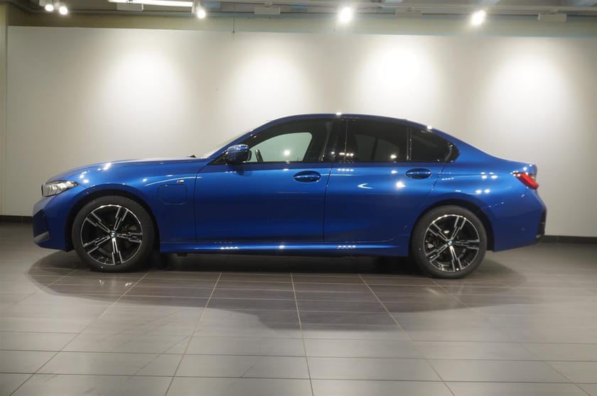 Bild 2 av BMW 330e Sedan M Sport Active Fartpilot HiFi Rattv Rm