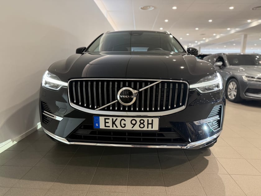 Bild 2 av Volvo XC60 Recharge T6 Core Edition / Panorama tak / Navigation / Dragkrok / 10 000 tillbehör /