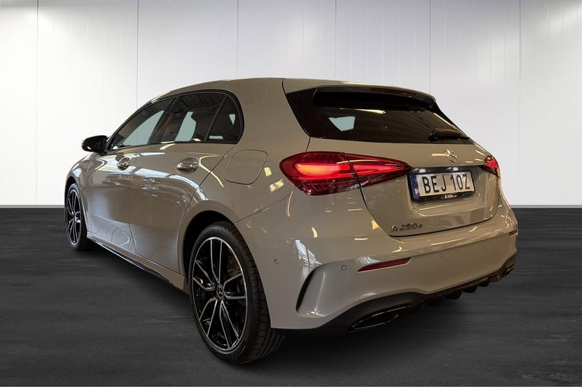 Bild 4 av Mercedes-Benz A 250 e Moms/AMG/Panorama/Panelbelysning
