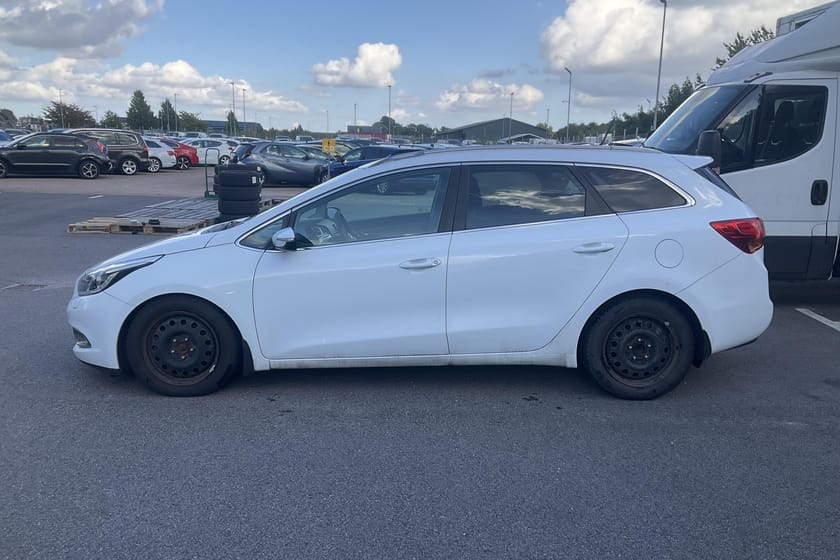 Bild 3 av Kia cee'd_sw Cee'd 1.6 CRDi SW (128hk) Reparationsobjekt