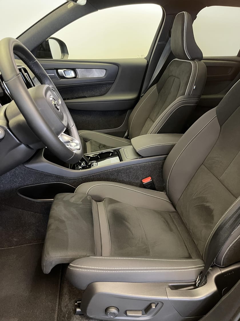 Bild 5 av Volvo EX40 Twin Motor Performance Ultra Black / Dragkrok / Tonade rutor / Panoramaglas tak  / 10.000kr tillbehör /