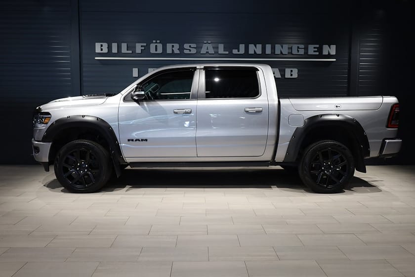 Bild 3 av RAM 1500 Crew Cab Dodge Laramie Night 5.7 V8 HEMI 4x4 395hk Adaptiv/360°/Rambox