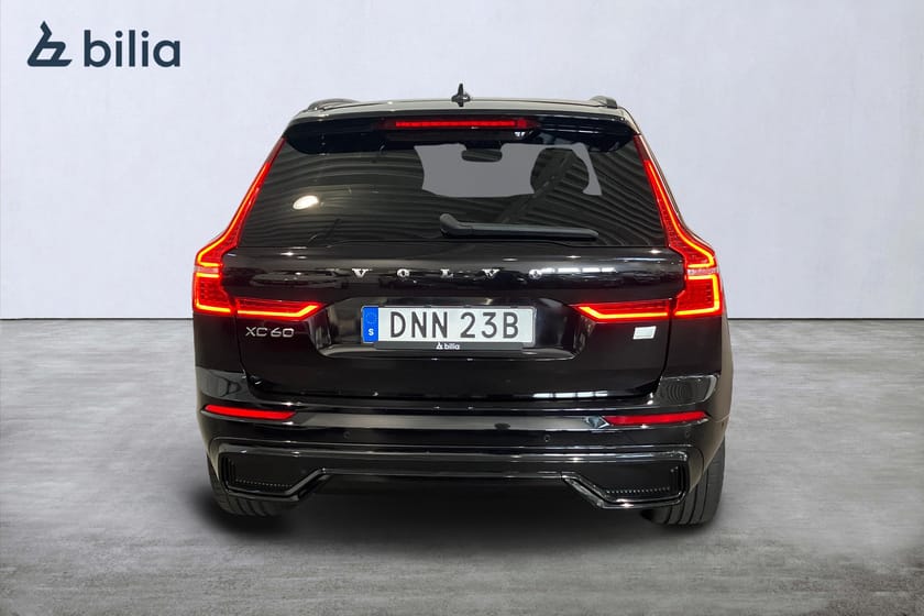 Bild 5 av Volvo XC60 Recharge T8 R-Design Mörkt tonade rutor 5 st Parkeringskamera 360 Dragkrok halvautomatisk Passagerarstol elmanöv HarmanKardon PremiumSound