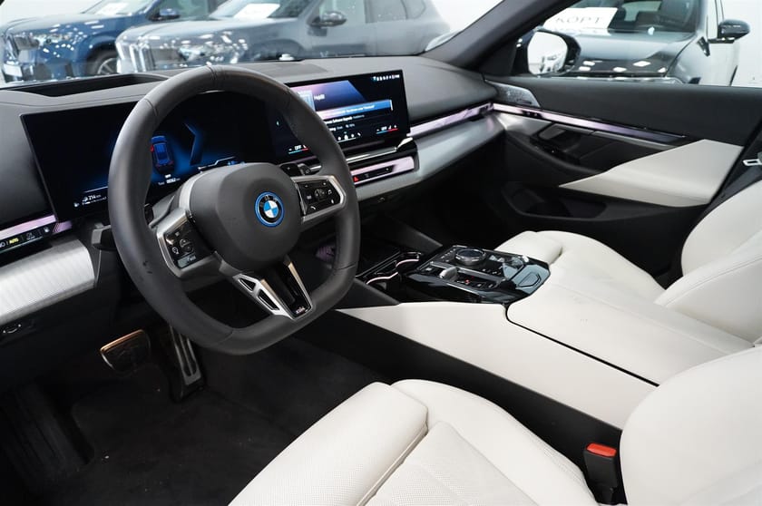 Bild 3 av BMW 530e xDrive Touring M-Sport Business Edt Bowers Wilkins DAP 20