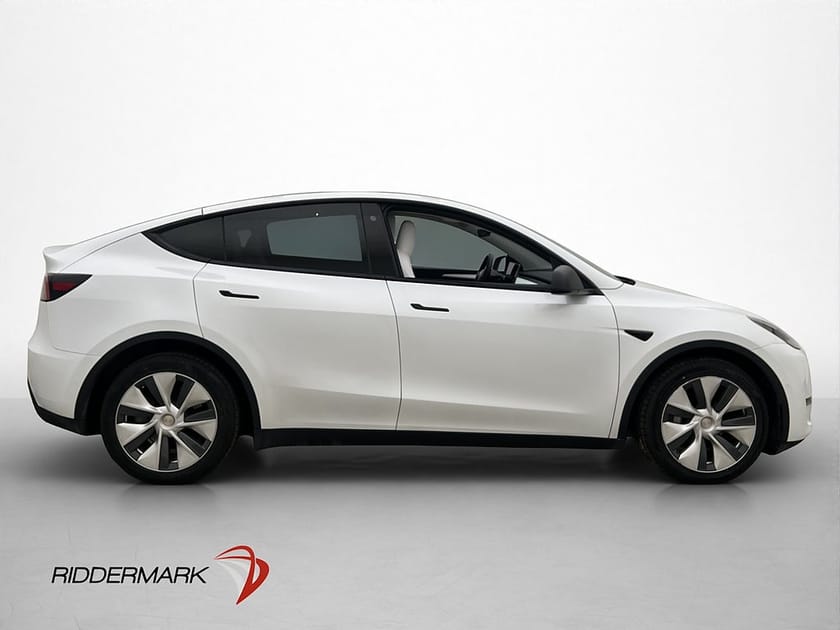 Bild 5 av Tesla Model Y Long Range AWD Dragkrok AP Pano Ljus interiör