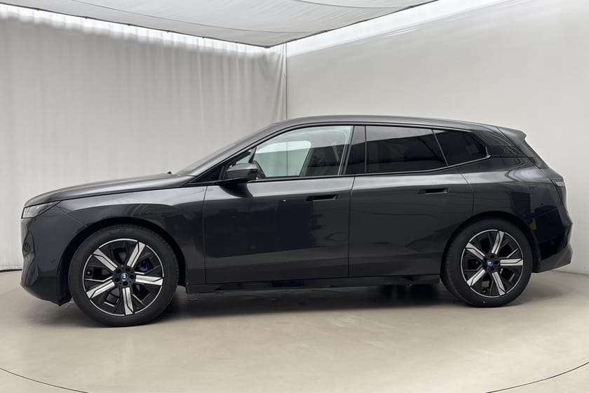 Bild 2 av BMW iX xDrive50 (520hk) Sport Harman/Kardon Helläder