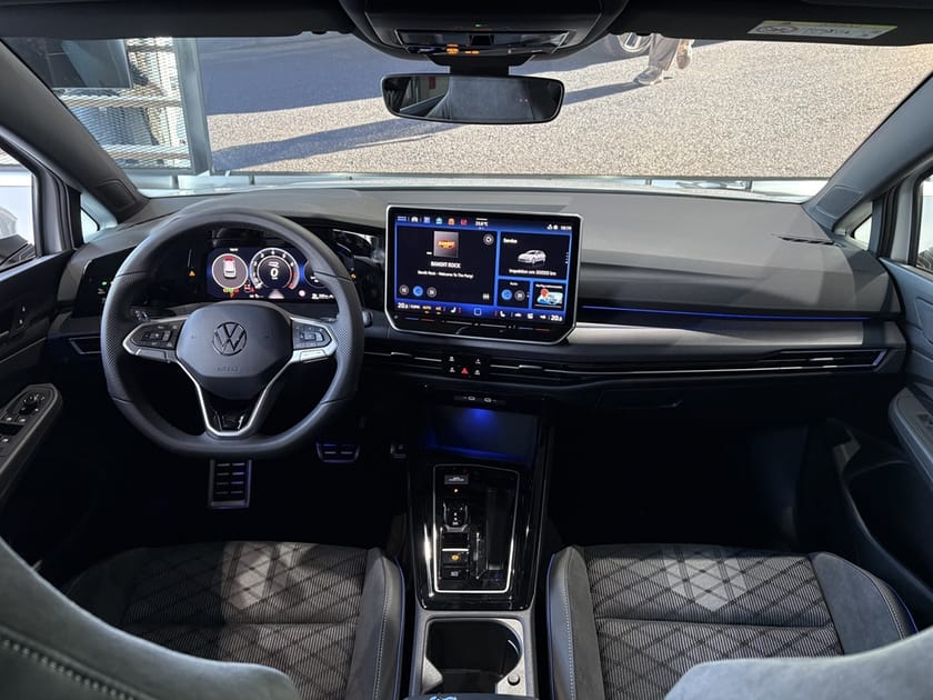 Bild 3 av Volkswagen Golf R-Line Edition eTSI 150hk Panorama Oryx
