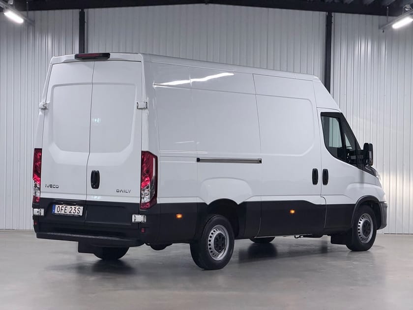 Bild 3 av Iveco Daily 35-140 Van 2.3 JTD Hi-Matic Moms Värmare S&V-Hjul 3500kg