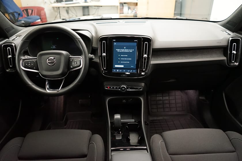 Bild 5 av Volvo XC40 Recharge Core Edition, Baklucka elmanövrerad, Dragkrok
