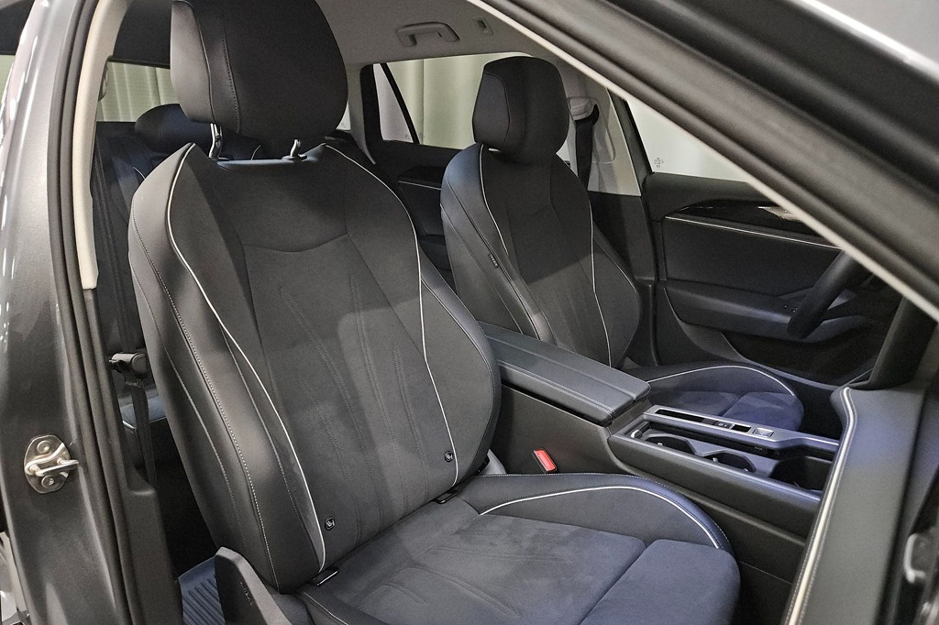 Volkswagen Passat 2025, bild 7/10