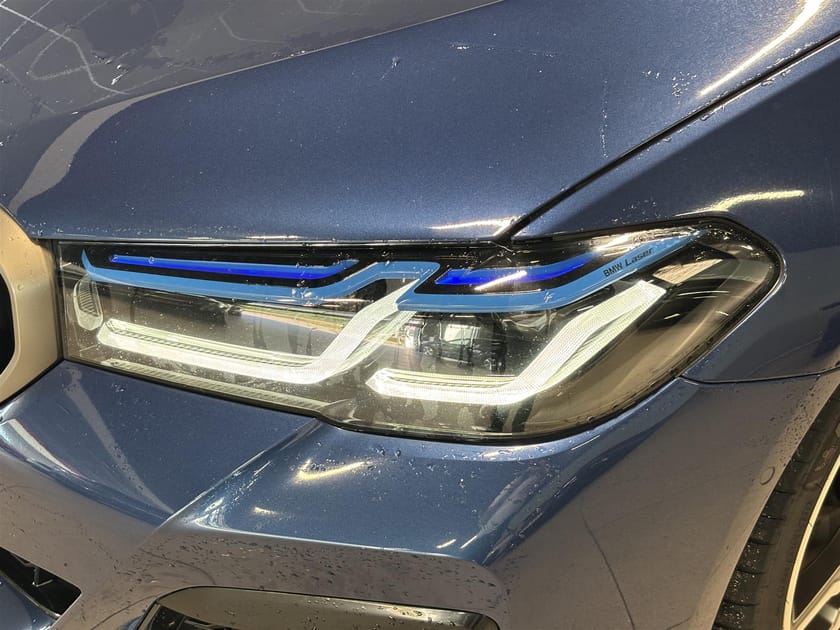 Bild 2 av BMW M550i xDrive Sedan 530hk M Sport Drag Pano HUD H K Massage DAP Värmare Komfortstol 4-Zon Sätesventilation