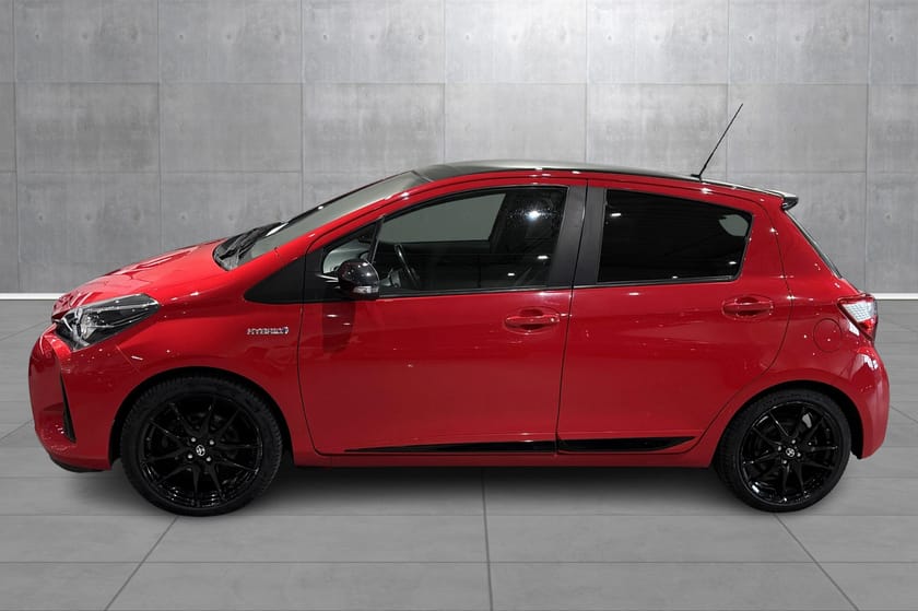 Bilde 2 av Toyota Yaris Hybrid 1,5 GR SPORT, cruise, kamera, dab+, sort tak