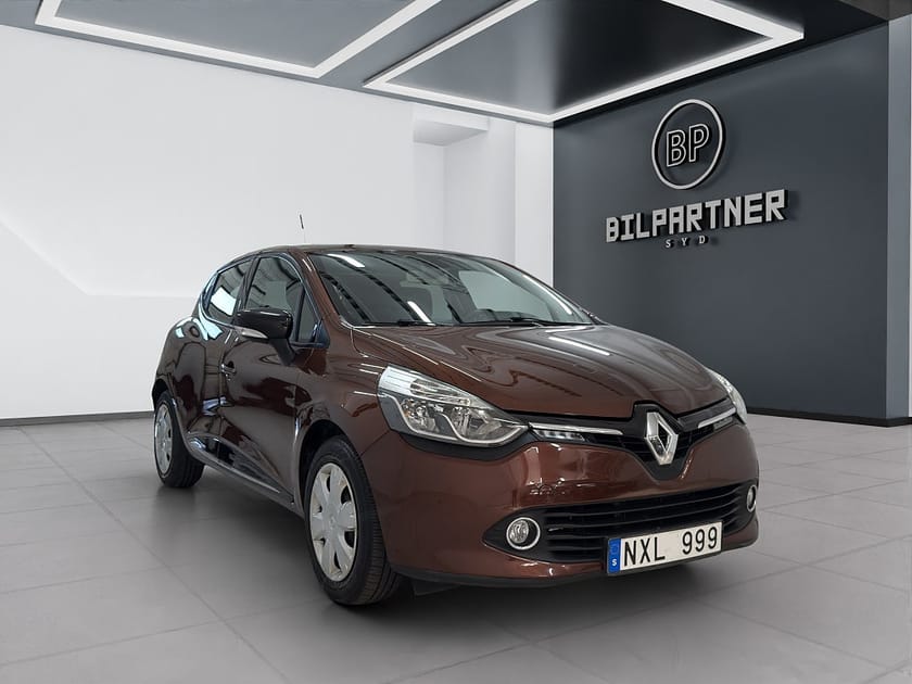 Bild 4 av Renault Clio 1.2/Ny Besiktad/Ny Servad/S+V-Däck/Kamrem Bytt