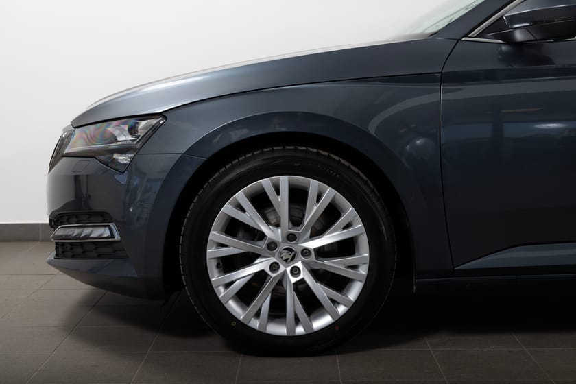 Bild 4 av Škoda Superb Kombi 2.0 TDI 4x4 DSG 200hk Canton/Pvärmare/Drag/Cockpit/Blindspot