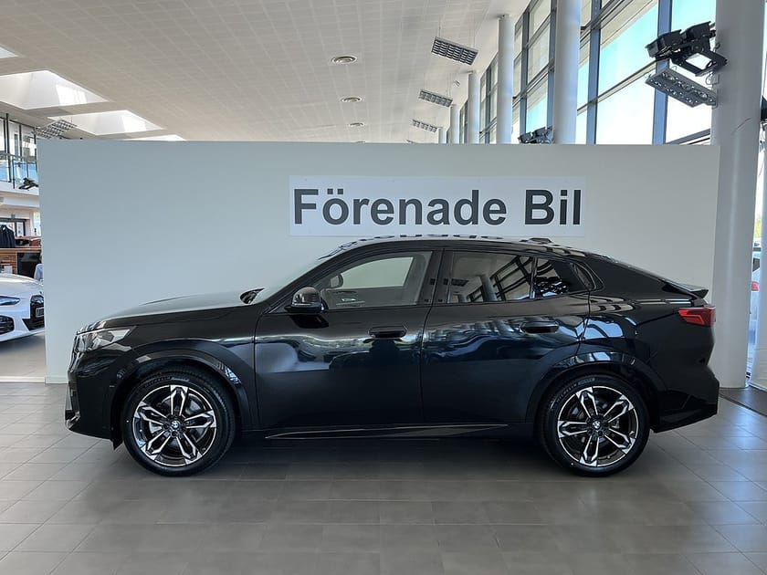 Bild 3 av BMW iX2 xDrive30 M Sport Drag 19" Rattvärme Park Assist