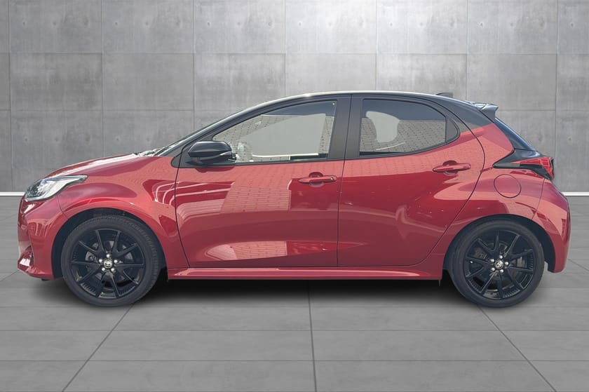 Bilde 2 av Toyota Yaris Hybrid 1,5 Style Tech Bi-Tone Panorama