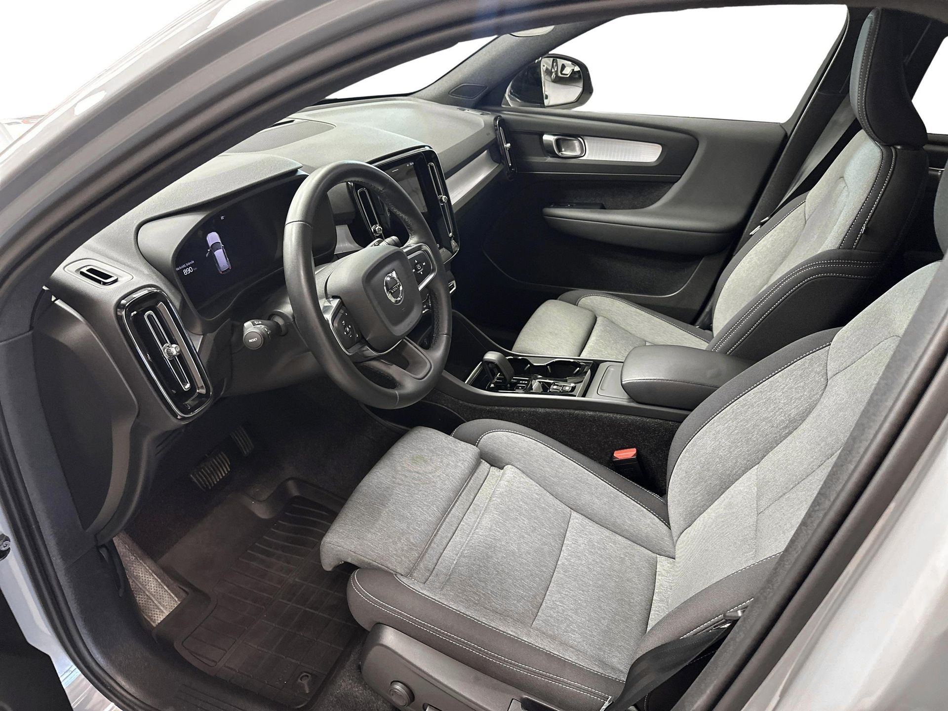 Volvo XC40 B4 FWD Bensin Plus Dark 2025, photo 6/22