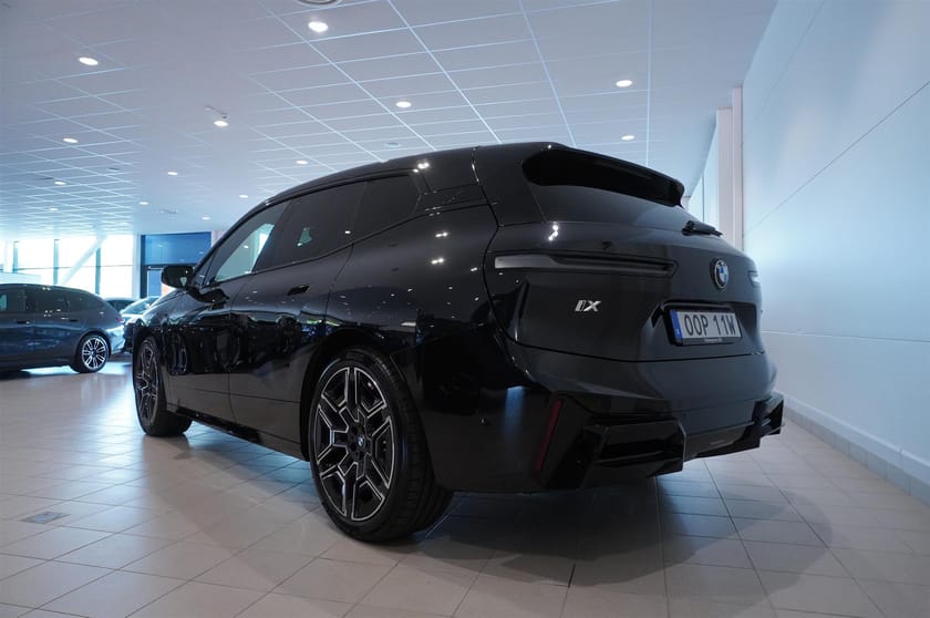 Bild 4 av BMW iX xDrive60 M Sport Pro Supercharged Ed Drag DA Pro B W