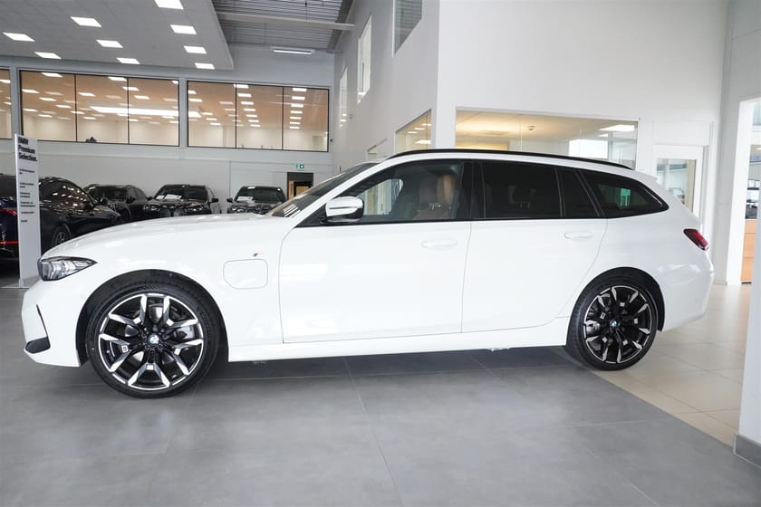 Bild 3 av BMW 330e xDrive Touring M-Sport Active Edition Aktiv Fart