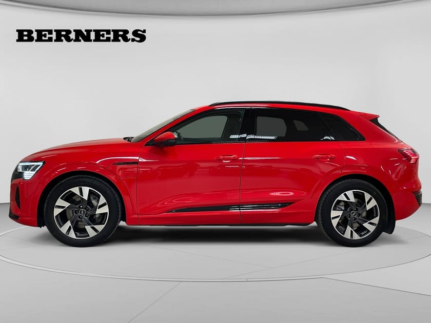 Bild 2 av Audi Q8 55 e-tron quattro / Selection / Svart optik / Pano