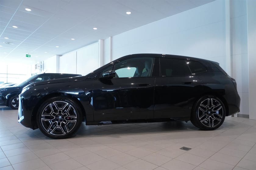 Bild 3 av BMW iX xDrive60 M Sport Pro Supercharged Ed Drag DA Pro B W