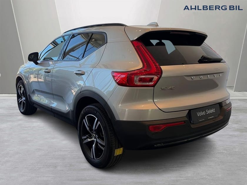 Bild 3 av Volvo XC40 B3 FWD Bensin Plus Dark. Backkamera, Drag, Navi, Adaptiv farthållare,  Programmerbar bränslevärm,  Rattvärme