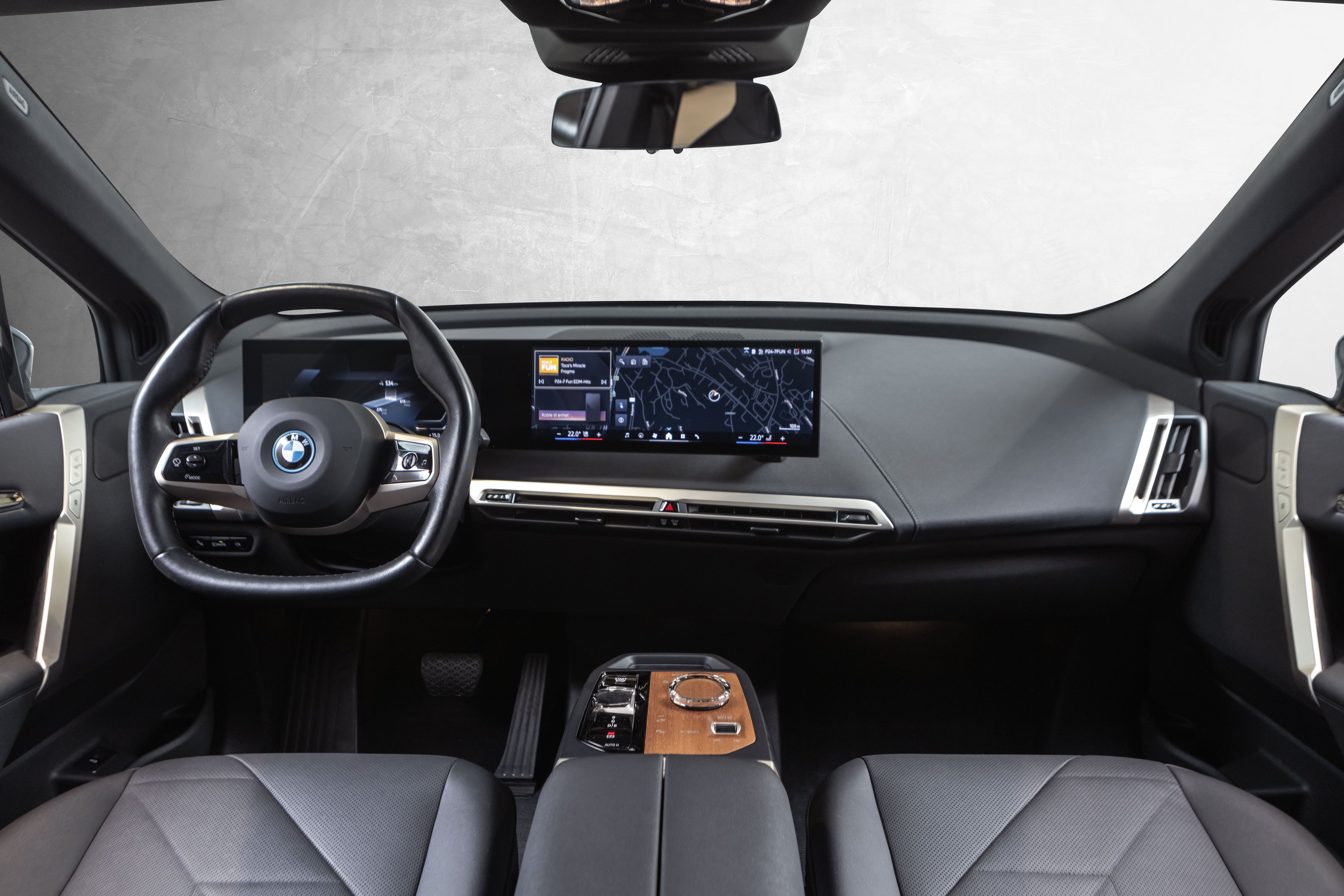 BMW iX xDrive50, 524hp, 2024